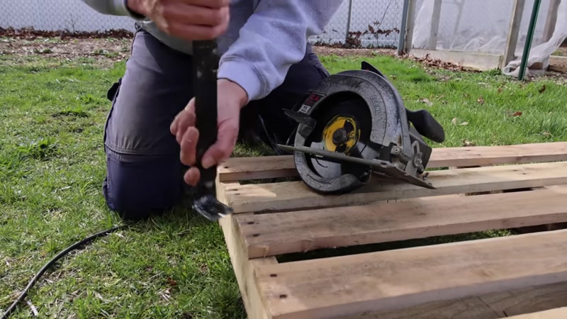 Step 2: Disassemble the Pallet (The Easy Way)